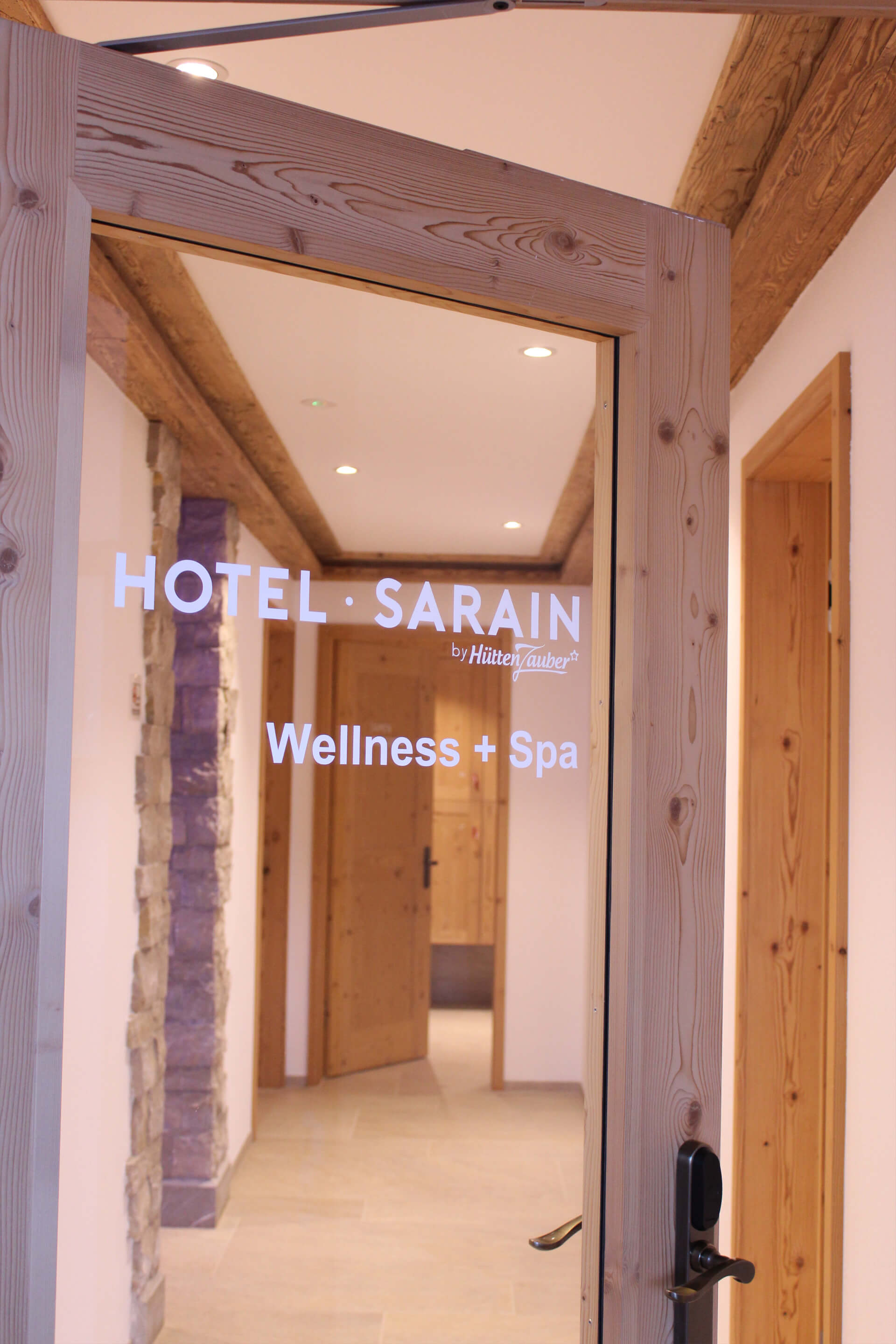 Hotel Sarain <br>Glasbeschriftung<br>2018