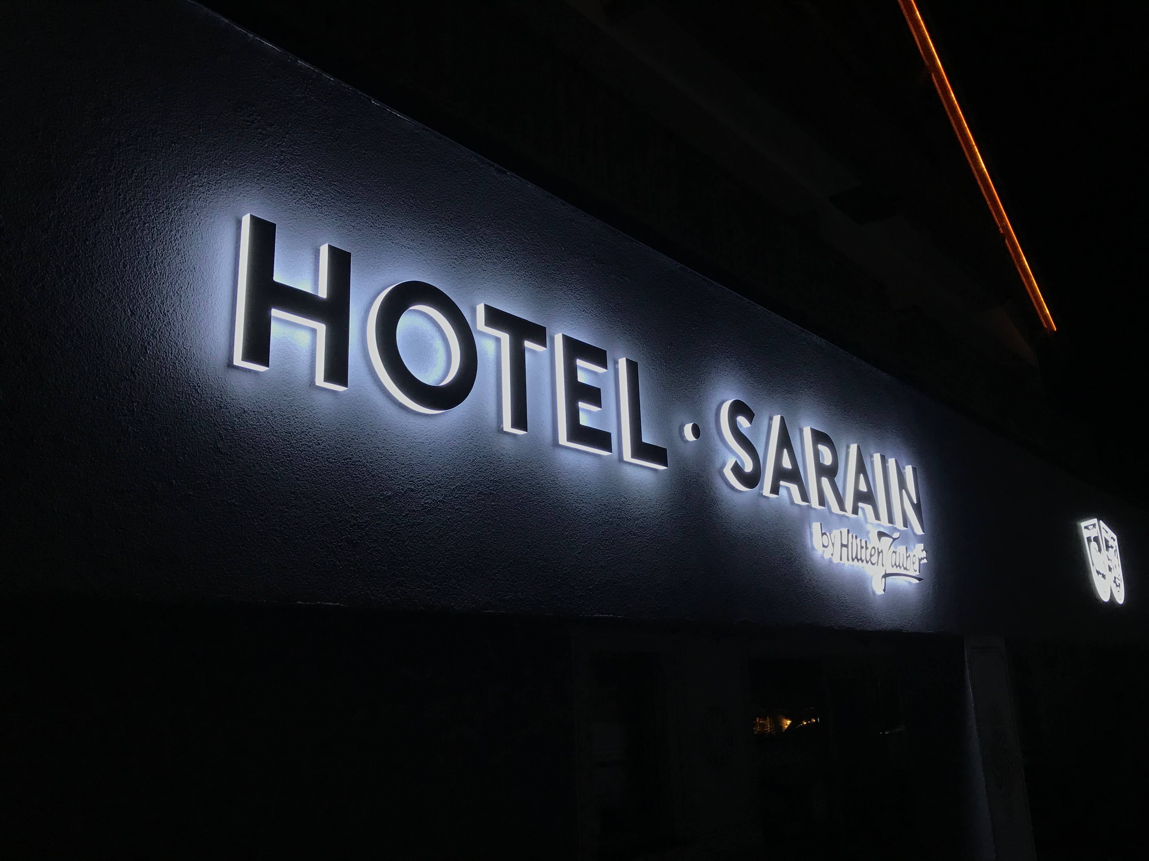 Leuchtschrift (Seitenleuchter)<br>Hotel Sarain<br>Lantsch/Lenz<br>2016